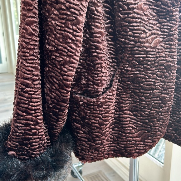 Faux Fur Short Brown Jacket by Larry Levine SZ XS - Picture 8 of 8